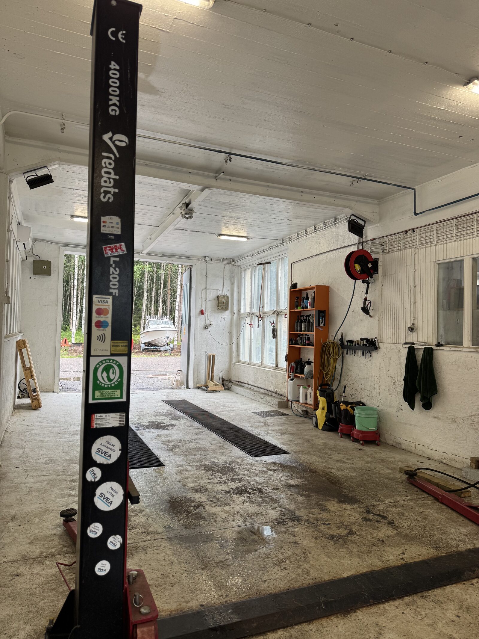 Mehtälä Rentalin korjaamohalli nostimineen
